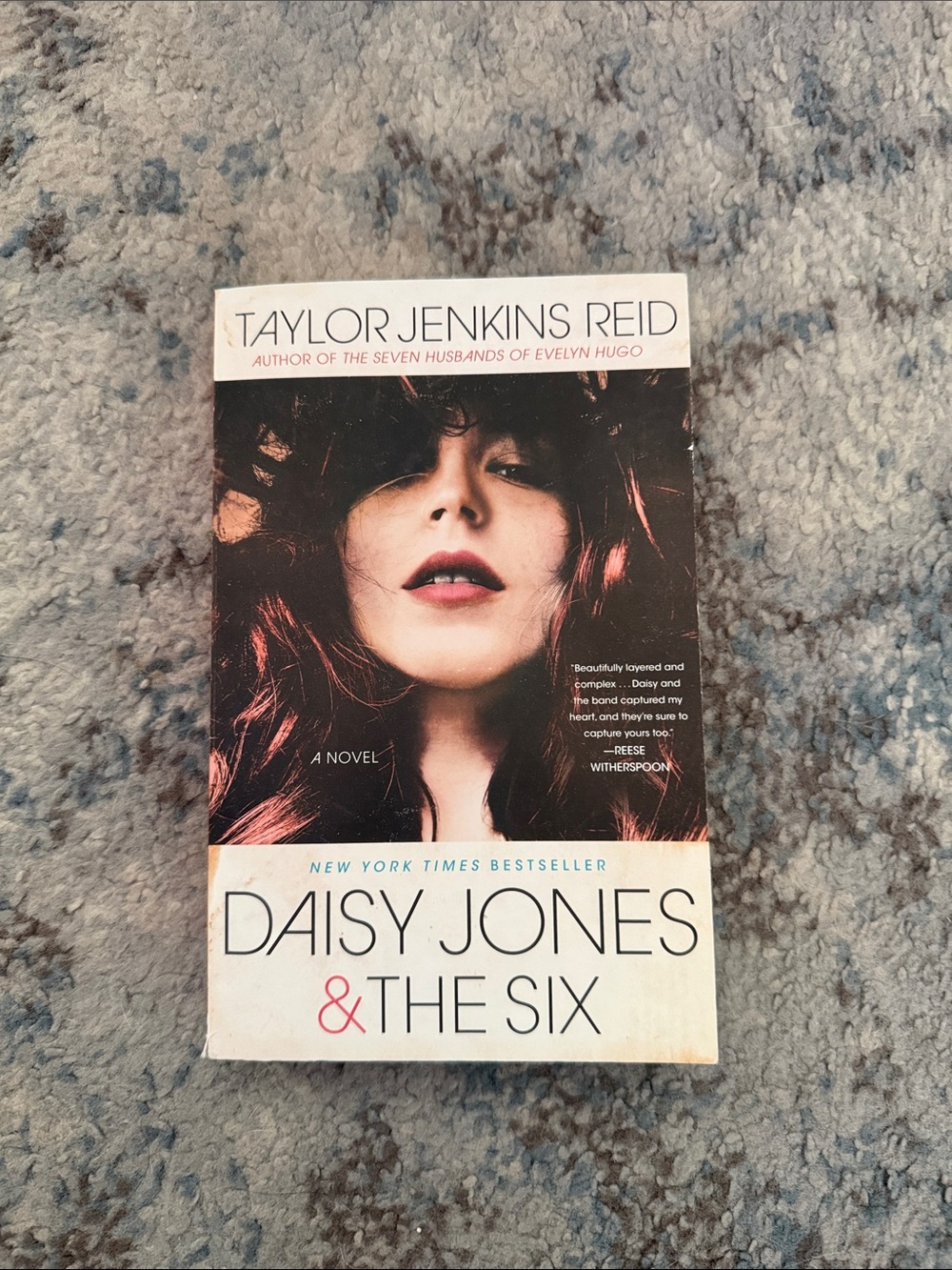 Daisy Jones & The Six by Taylor Jenkins Reid - White/Cream Cover - Picture 1 of 1